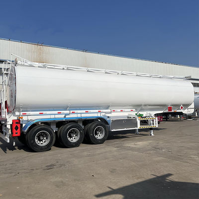 Goede prijs. Tank met drie assen van koolstofstaal en een halve aanhangwagen met een capaciteit van 45 000 liter en 5 optionele hutten online